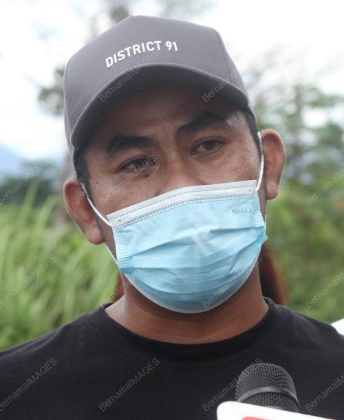 PENDUDUK TAMAN MEMBUAT ADUAN LALUAN LORI TANAH