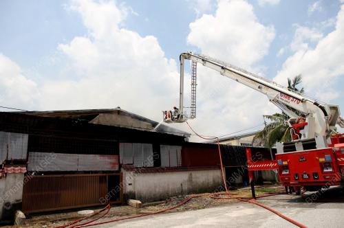 KILANG PAKAIAN TERBAKAR