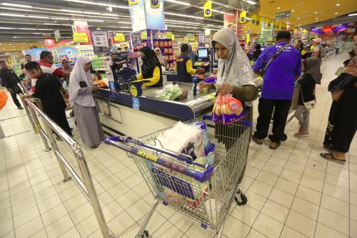 TINJAUAN ORANG RAMAI BERBELANJA DI MYDIN BERIKUTAN TERIMA STR