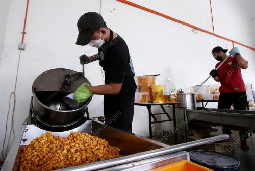 PENGUSAHA PERNIAGAAN POPCORN