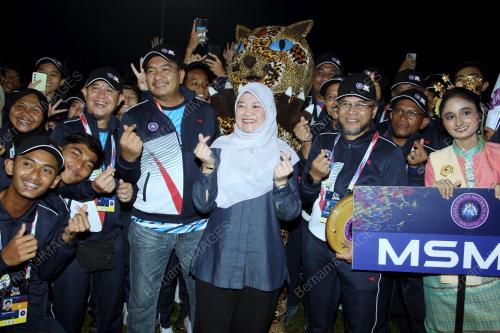 FADHLINA SIDEK