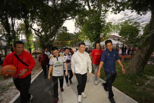 PENCAHAYAAN DI TAMAN WOODLANDS