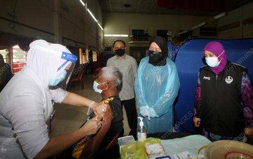 GELANDANGAN MENERIMA SUNTIKAN VAKSIN COVID-19