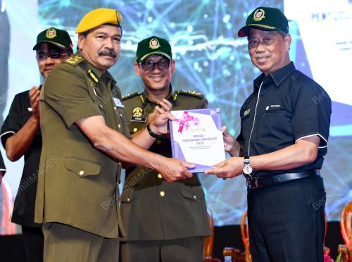 TAN SRI MUHYIDDIN YASSIN
