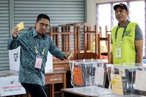 DATUK SERI AHMAD FAIZAL AZUMU