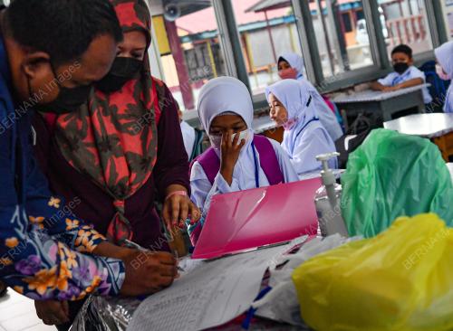 TINJAUAN HARI PERTAMA PERSEKOLAHAN