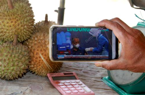 PERDANA MENTERI MENERIMA SUNTIKAN VAKSIN