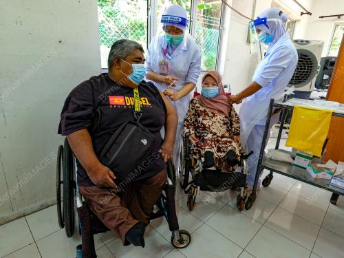 PASANGAN OKU TERIMA VAKSIN