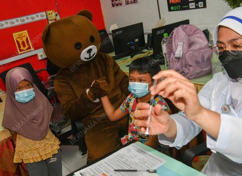 MASKOT BERUANG MENCERIAKAN KANAK-KANAK DI PUSAT VAKSIN PICKIDS TABIKA KEMAS