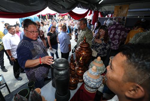 DATUK SERI TIONG KING SING