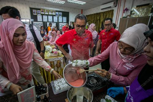 DATUK MOHD HANAFIAH MAN