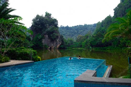 TINJAUAN KOLAM RENANG