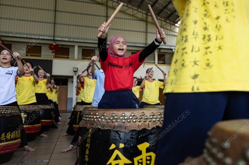 PEMAIN GENDANG CINA