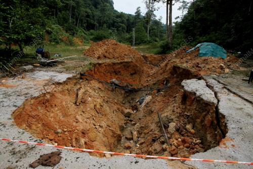 BAHAN BUANGAN DIPERCAYAI SISA INDUSTRI