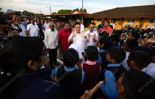 TINJAUAN HARI PERTAMA SESI PERSEKOLAHAN