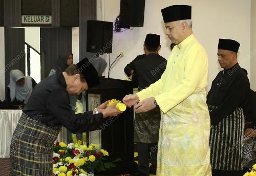 SULTAN PERAK SERAH WATIKAH