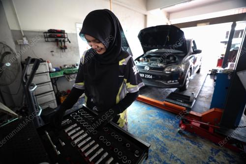 KHAIRIN QISSTINA