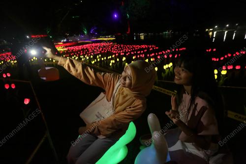 PESTA FLORA BERLAMPU DI SILVERLAKE VILLAGE OUTLET