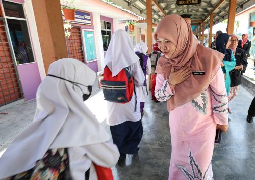 FADHLINA SIDEK
