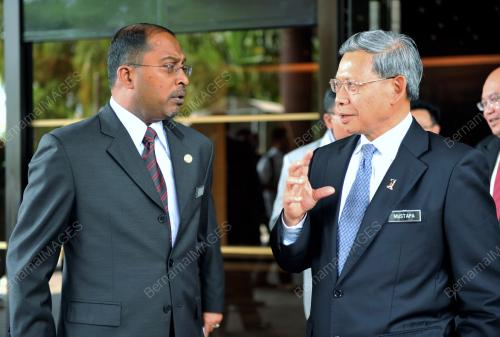 DATUK SERI MUSTAPA MOHAMED