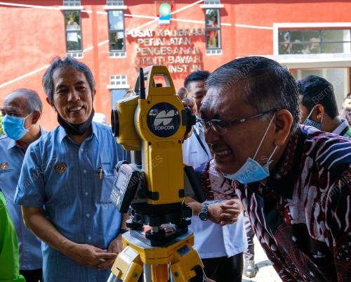 DATUK DR SHAMSUL ANUAR NASARAH
