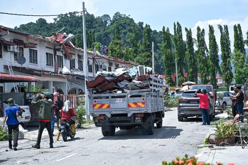 RUMAH MANGSA RIBUT DI BERCHAM