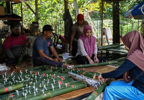 PEMBUAT BULUH TRADISIONAL