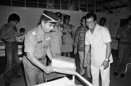 PENYAMPAIAN HADIAH BUKU-BUKU