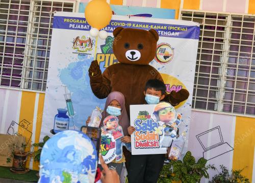 MASKOT BERUANG MENCERIAKAN KANAK-KANAK DI PUSAT VAKSIN PICKIDS TABIKA KEMAS