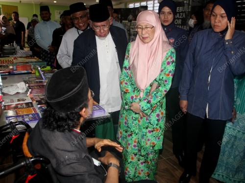 DATUK SERI DR WAN AZIZAH WAN ISMAIL