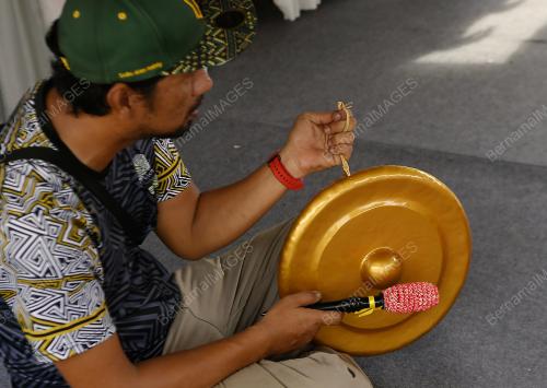 ADAT BERJOJAK