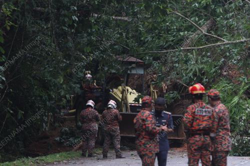 KEJADIAN TANAH RUNTUH DI JALAN SIMPANG PULAI - CAMERON HIGHLANDS