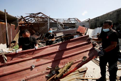 FRU MEMBERSIHKAN RUMAH DIPUKUL RIBUT