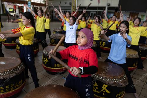 PEMAIN GENDANG CINA