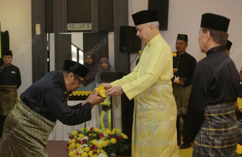 SULTAN PERAK SERAH WATIKAH