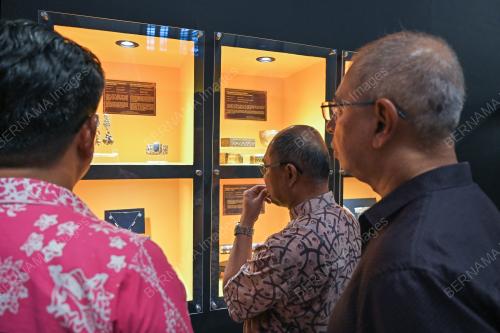 PAMERAN LOGAM