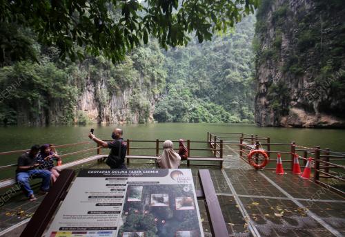 TASIK CERMIN DINAIKI AIR