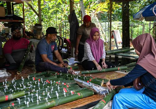 PEMBUAT BULUH TRADISIONAL