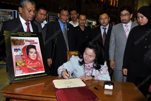 PK08_22112012_WANITA4