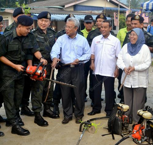 DATUK SERI AHMAD HUSNI HANADZLAH