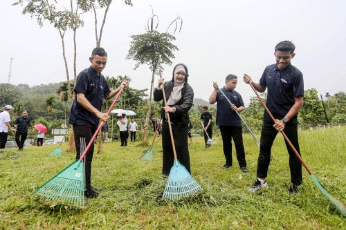 FADHLINA SIDEK