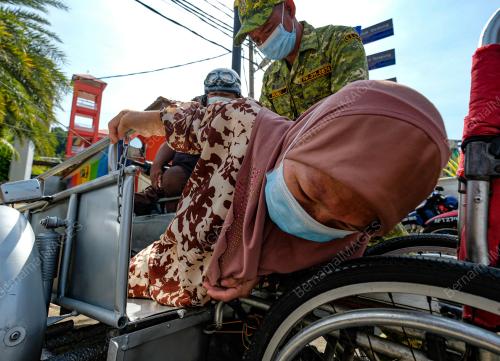 PASANGAN OKU TERIMA VAKSIN