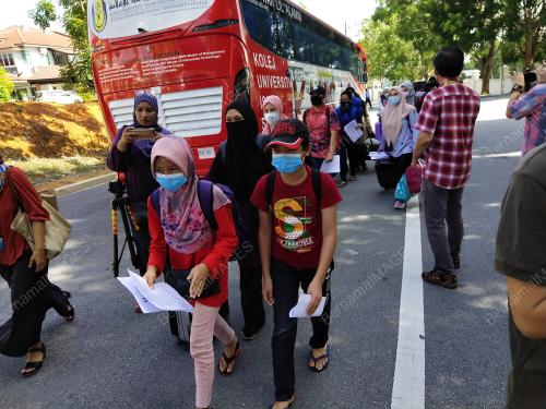 TIGA BERADIK TERKANDAS PKP