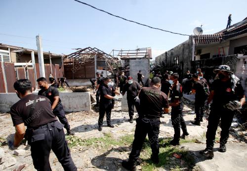 FRU MEMBERSIHKAN RUMAH DIPUKUL RIBUT