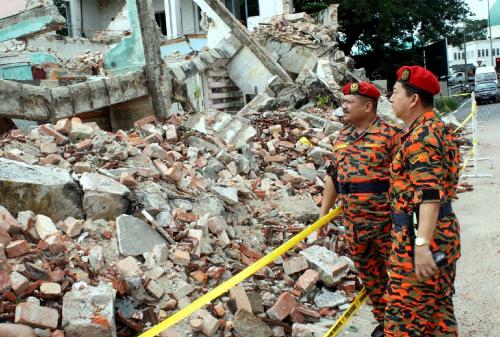 BANGUNAN RUNTUH