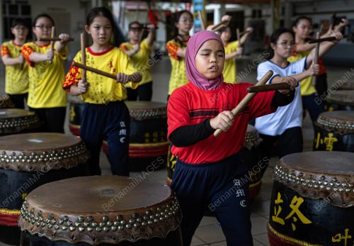 PEMAIN GENDANG CINA