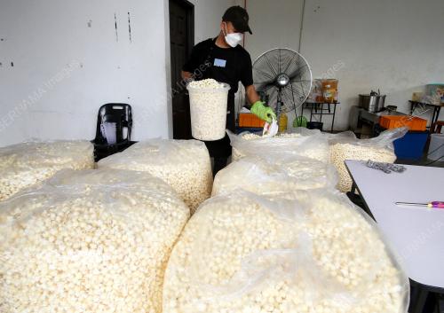PENGUSAHA PERNIAGAAN POPCORN