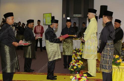 SULTAN PERAK SERAH WATIKAH