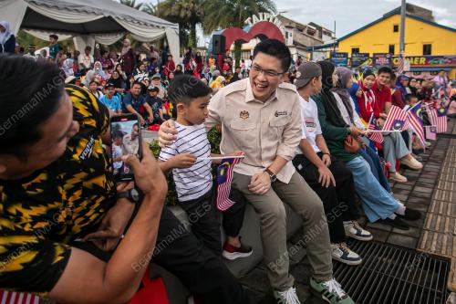 WONG KAH WOH