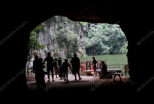 TASIK CERMIN DINAIKI AIR
